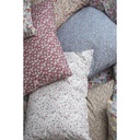 Coussin rose et fleurs blanches/rouges 60x60cm