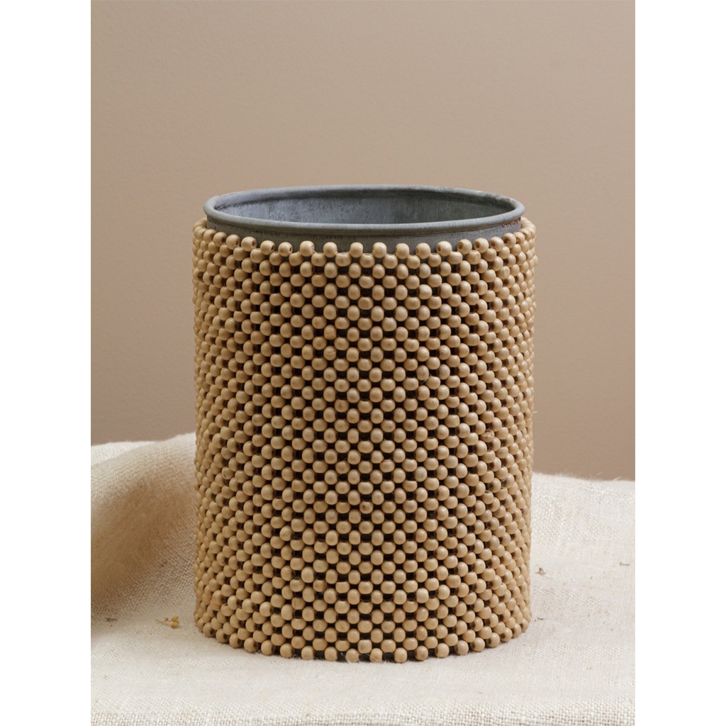 Pot en zinc couvert de billes de bois