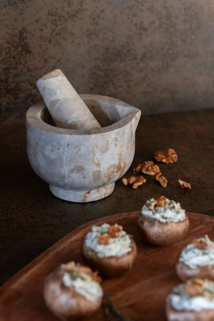 Mortier pilon en marbre beige (1).webp