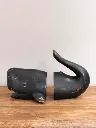 Serre-livres baleine noire 3.webp